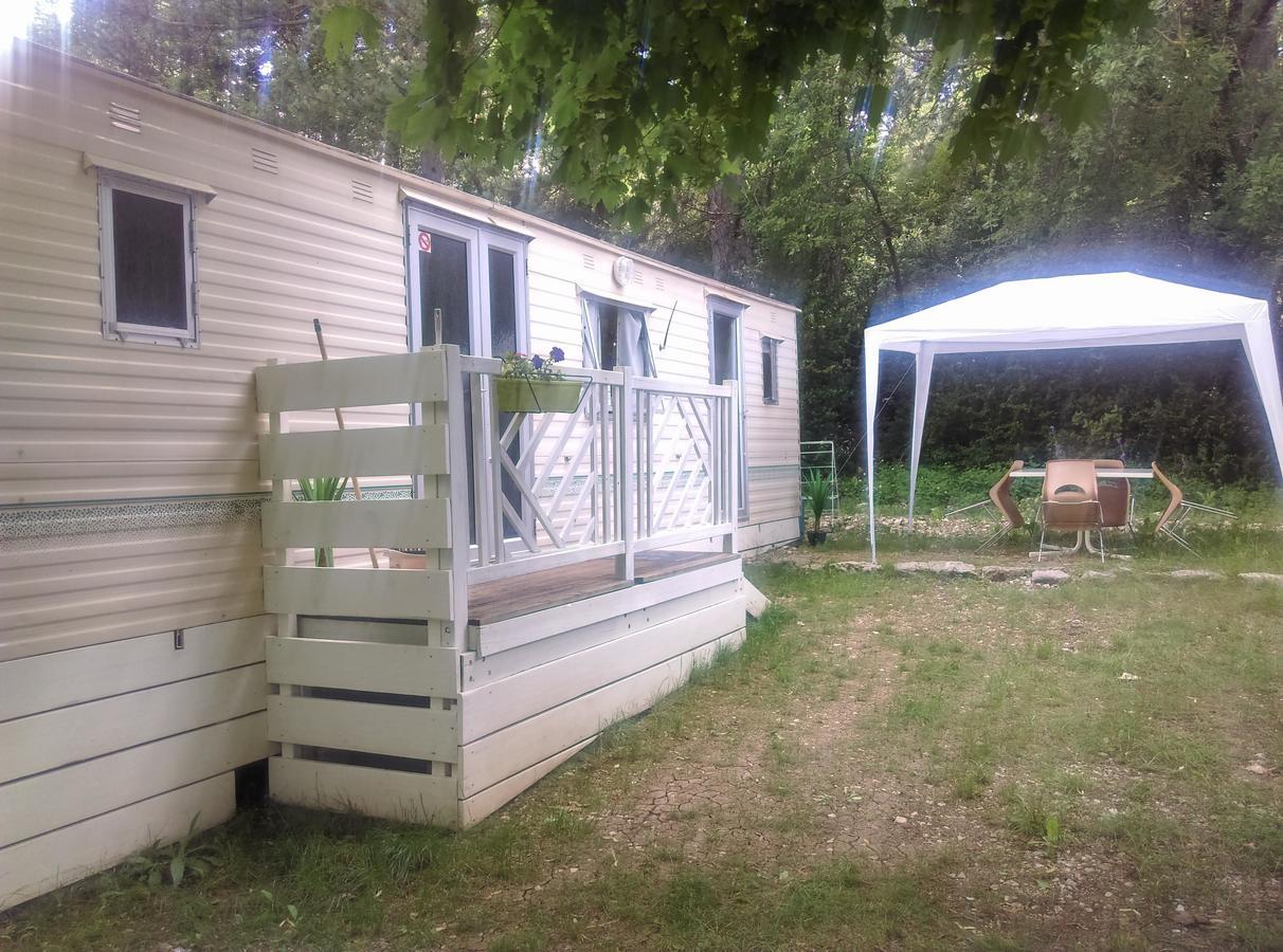 Camping Du Lac 생-줄리앙-두-베르동 외부 사진